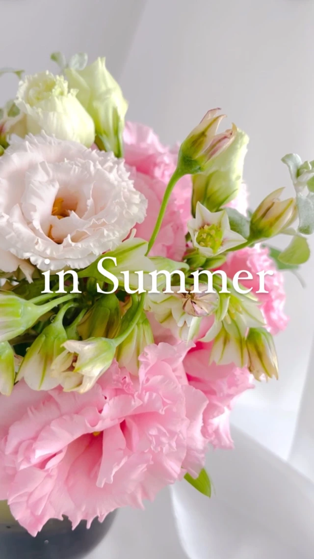 夏の花飾り
持ちがよくないからと

楽しまないのは
ちょっと勿体無い💦

まずは、花を花瓶に生ける前に
花瓶を洗剤で綺麗に洗いましょう

それだけでも
ずいぶん違ってきます。

また、お花も蒸れちゃいますので、
茎に風が通るくらいの少なめの本数で
生けて楽しむのもオススメです。

お水は深水にしすぎないように
茎が傷みやすくなります。

クリザールなどの切り花延命剤の利用も
おすすめです。

お手入れ方法
他にも聞きたいことあれば
DMしてみてね☺️

…………

夏の1day体験レッスンもやってます。
夏は生花以外にも
薬草蒸留ワークショップもするよ〜🌿

運気も上がる⤴️
豊かな生活楽しもう♪

レッスンスケジュールは
プロフィールのリンクから🌸

#フラワーデザイン 
#フラワーアレンジメント教室 
#花風水 
#夏の花飾り
#1day体験レッスン
#花道草