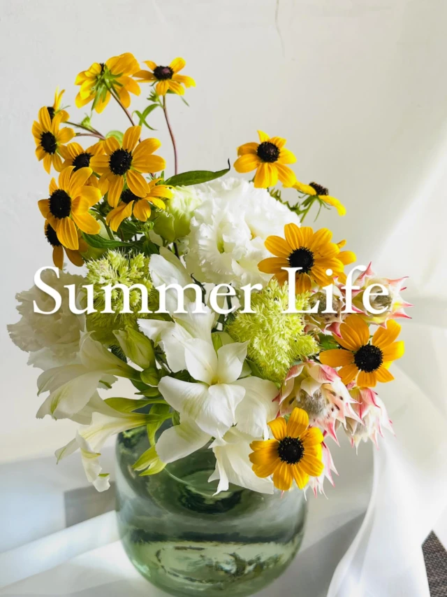 【夏の花】

夏には花を飾らない

なぜならすぐに　萎れてしまうから

そう思って過ごす夏と

夏にしか出会えない花を

ひと時でもいい

部屋に飾って

幸せを感じる夏を過ごすのか

それはまるで

ひと夏の　恋のようなもの

この夏　

花と恋をしてみませんか？

ひと夏の恋のブーケのお届けは

DMへ、または
@hanamichikusa プロフィールの
リンクから

#夏の花
#夏の恋
#ヒト夏の恋 
#夏の思い出
#花が好き
#花の力
#花添え師